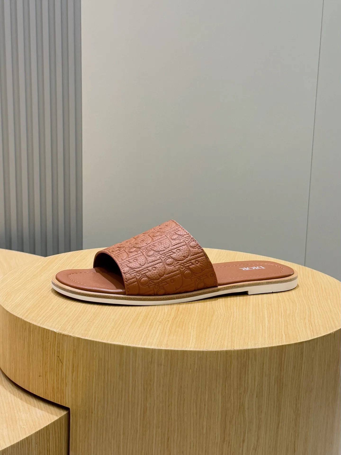 Men's Men's Shoes 💰320 [New Style] 🐝🐝Dior Alias ​​men's leather slippers. This Alias ​​sandal is a new summer product, showing a casual and elegant style. Carefully crafted from grained cow leather and Oblique printed fabric, with cowhide lining! Cross-strap design with metal-clad brass CD Diamond logo. The imported cowhide leather and rubber sole adds sophistication and comfort, while Oblique print-effect anti-slip panels add style. Size: 39-44 (customized at 38.45)